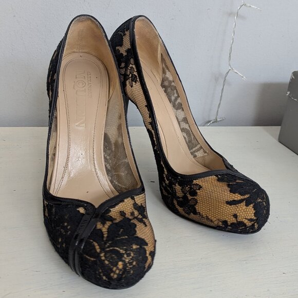 Alexander McQueen Lacy Pumps - Picture 10 of 11